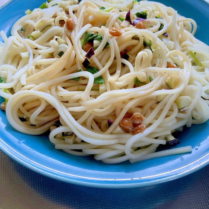 納豆と夏野菜(なす、モロヘイヤ)のアッサリそうめん